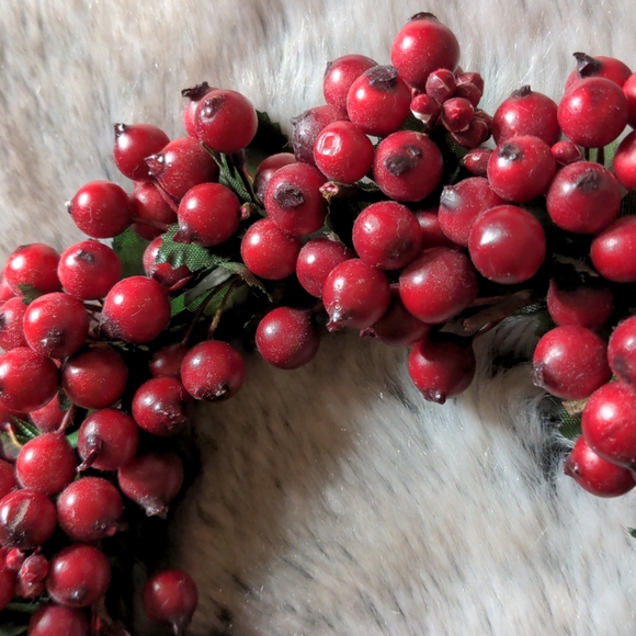 Restoration Hardware: Xmas Pillar-Ring of "Cranberries" - Picture 5 of 7